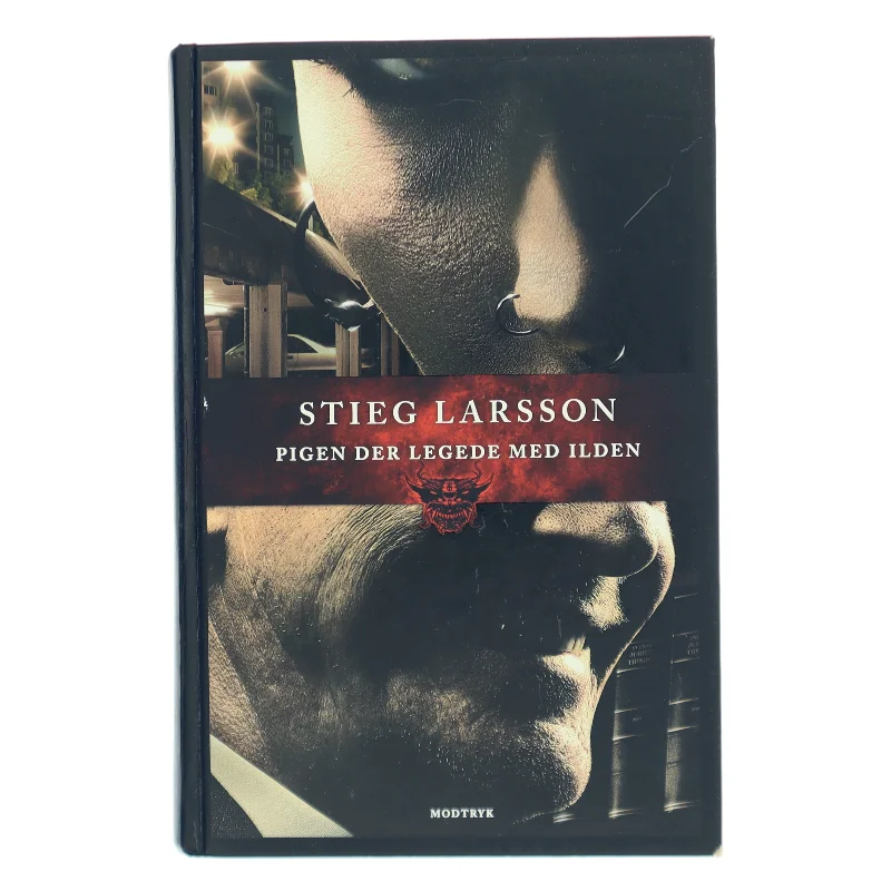 Pigen der legede med ilden. 2 af Stieg Larsson (Bog)