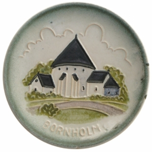 Dekorativ keramiktallerken fra Bornholm fra Johgus (str. Ø 15,5 cm)
