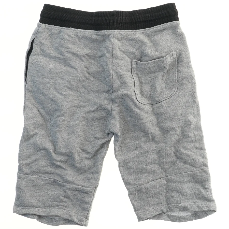 Korte grå bukser med snøre fra H&M (str. 140)