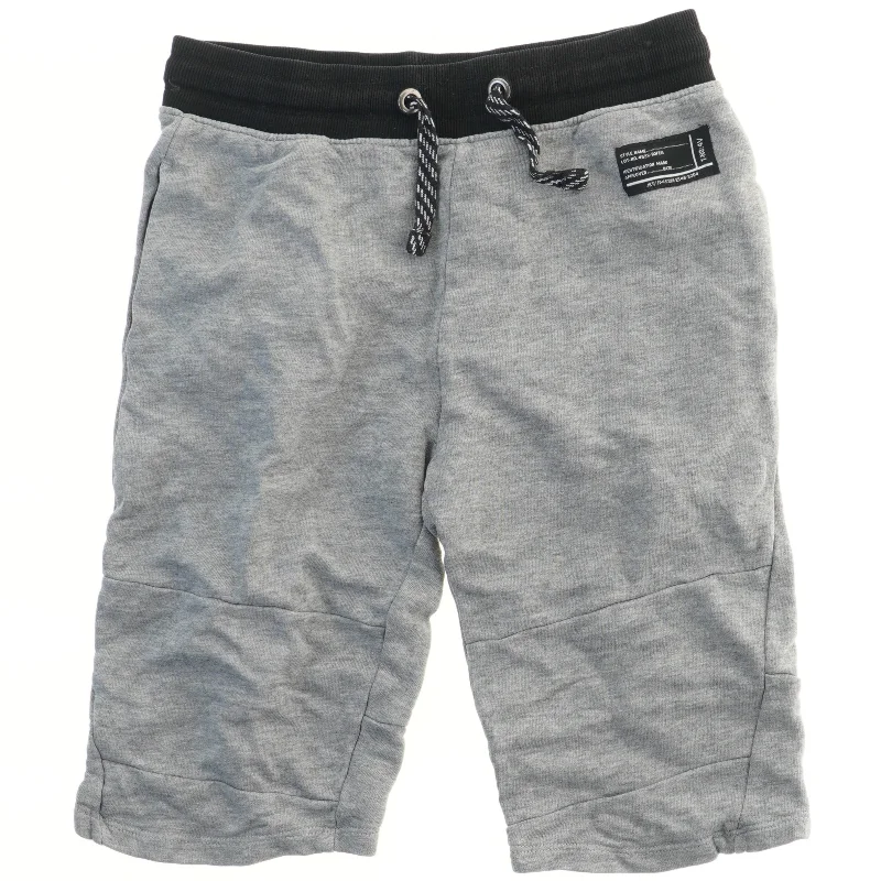 Korte grå bukser med snøre fra H&M (str. 140)