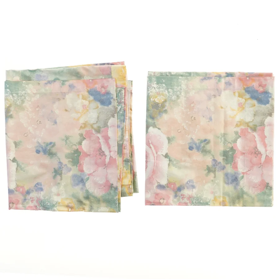 Ubrugte gardiner i fine pastelfarver med rynkebånd og hægter ( 2 stk 131x136 cm)