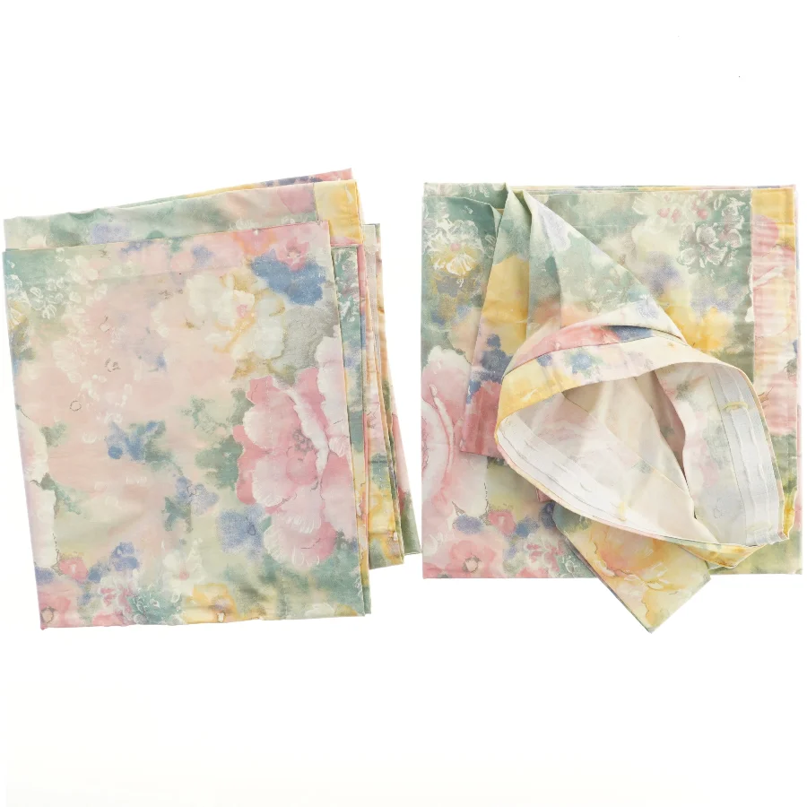 Ubrugte gardiner i fine pastelfarver med rynkebånd og hægter ( 2 stk 131x136 cm)