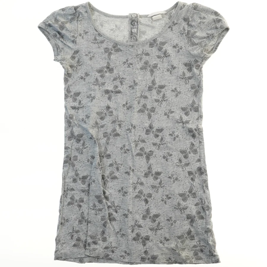 Sommerkjole med sommerfuglemotiv fra H&M (str. 152)