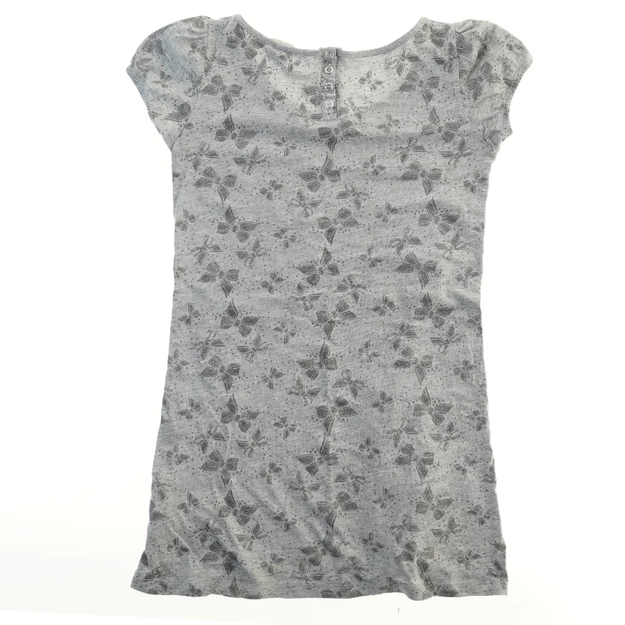 Sommerkjole med sommerfuglemotiv fra H&M (str. 152)