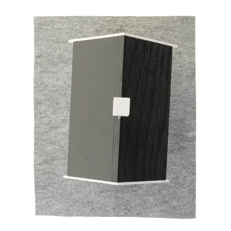 Vinholder i form af et hus (str. 40x23x17 cm)