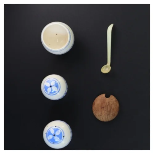 Krydderikrukker med ske og trælåg (str. H 5,5 cm)