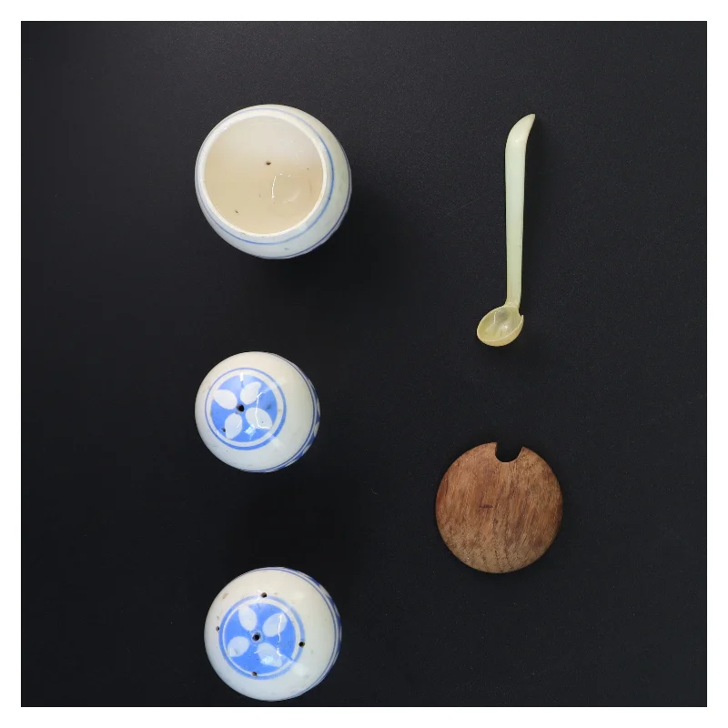 Krydderikrukker med ske og trælåg (str. H 5,5 cm)