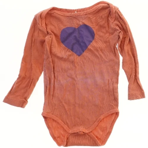 Babydragt med hjerte motiv (str. 86)