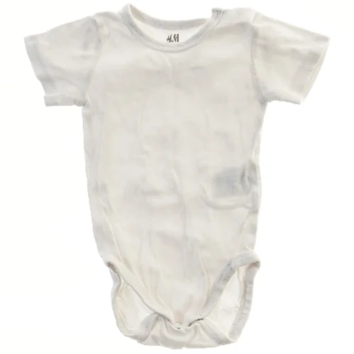 Hvid bodystocking til baby fra H&M (str. 68)