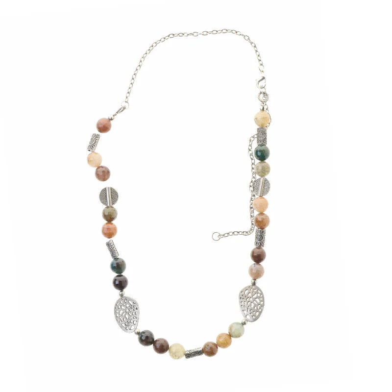 Lang halskæde med farvede perler (str. 75 cm)