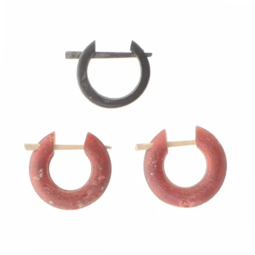 Små øreringe i plastik (str. Ø 1,5 cm)