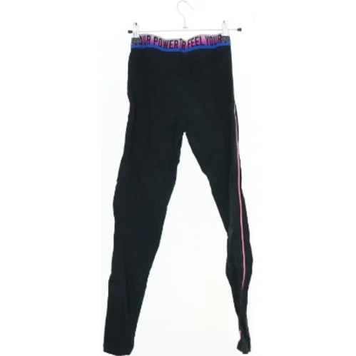 Træningsbukser med teksten 'FEEL YOUR POWER' på elastiklinningen fra Ovs (str. 158)