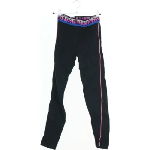 Træningsbukser med teksten 'FEEL YOUR POWER' på elastiklinningen fra Ovs (str. 158)