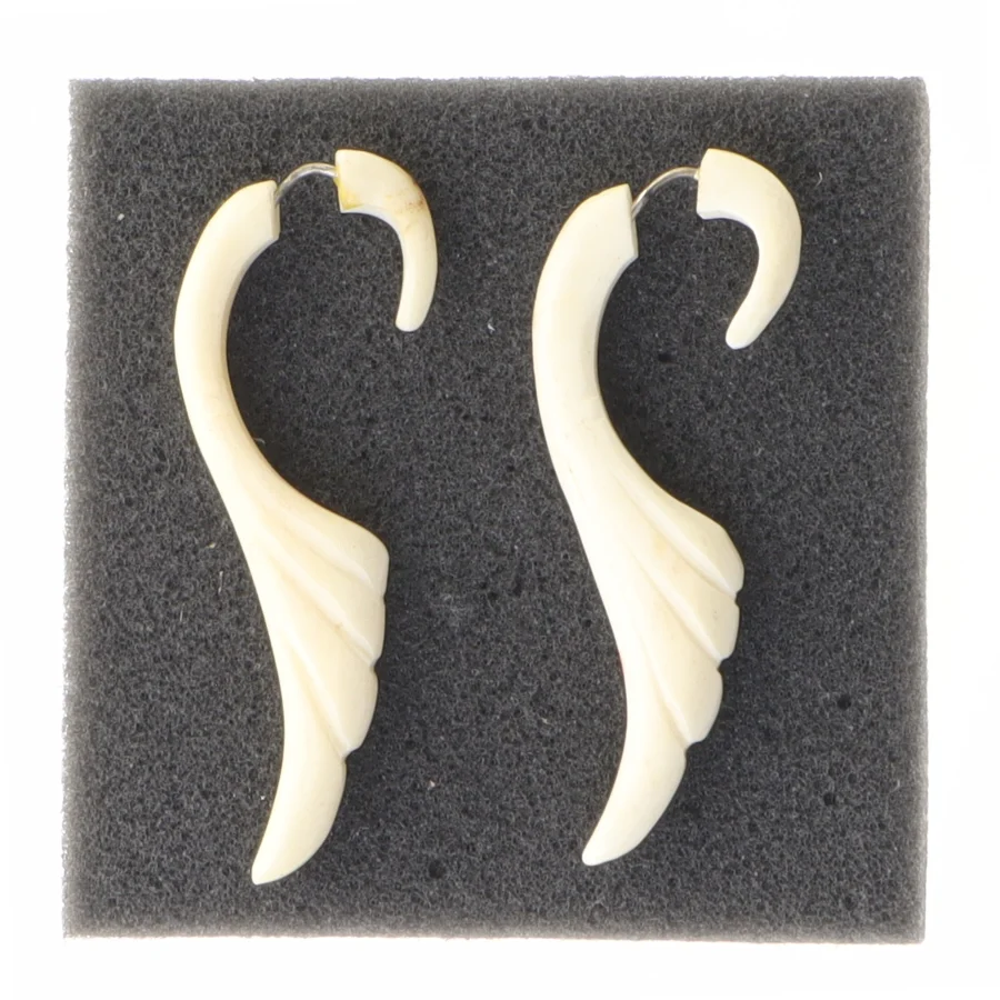 Øreringe i hvid plastik (str. 5,5 cm)