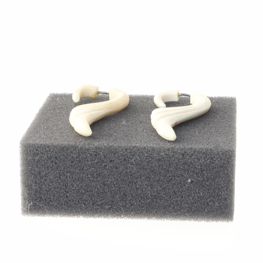 Øreringe i hvid plastik (str. 5,5 cm)