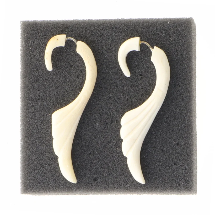 Øreringe i hvid plastik (str. 5,5 cm)