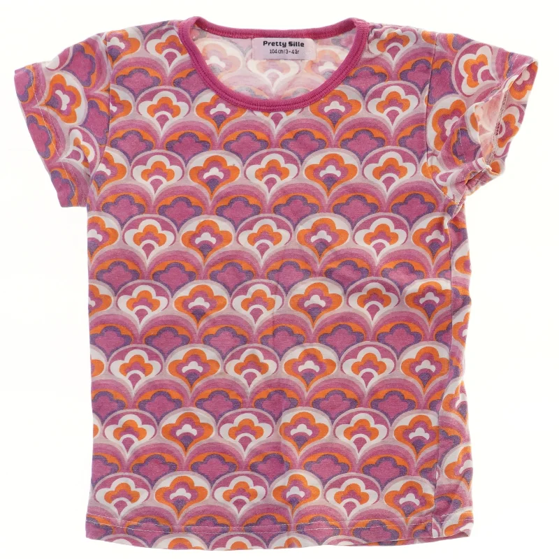 T-shirt med mønster fra Pretty Sille (str. 104)