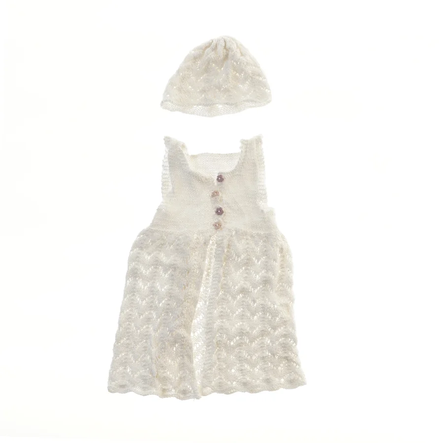 Strikket kjole med hue til baby (str.  bryst: 17 længde: 40 cm)