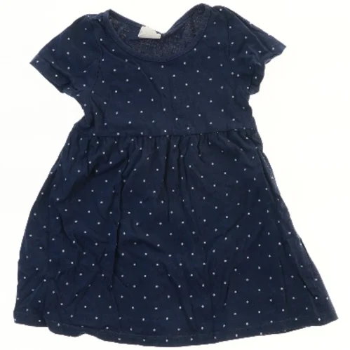 Pigekjole med prikker fra H&M (str. 92)