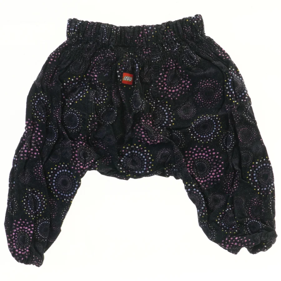 Bukser med farverige mønstre fra Lego (str. 74)