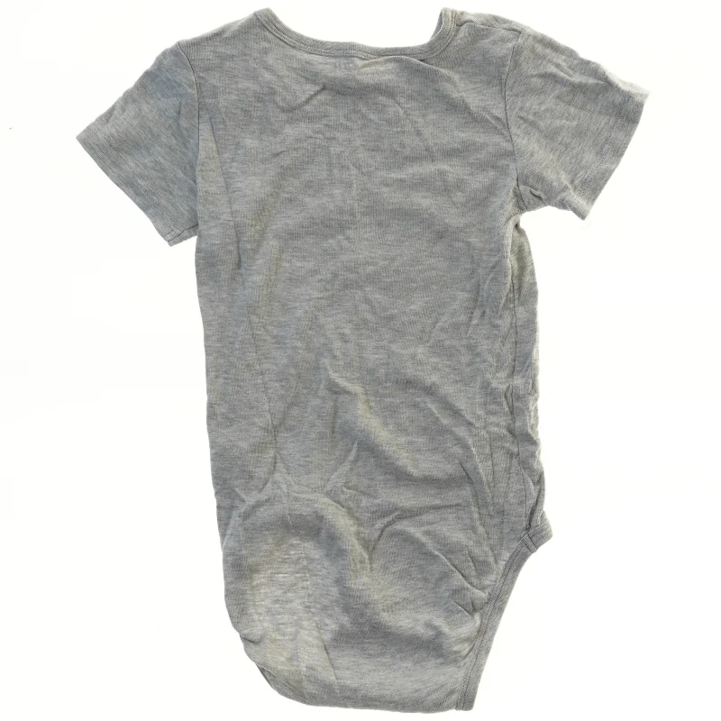 Grå kortærmet bodystocking fra H&M (str. 92)