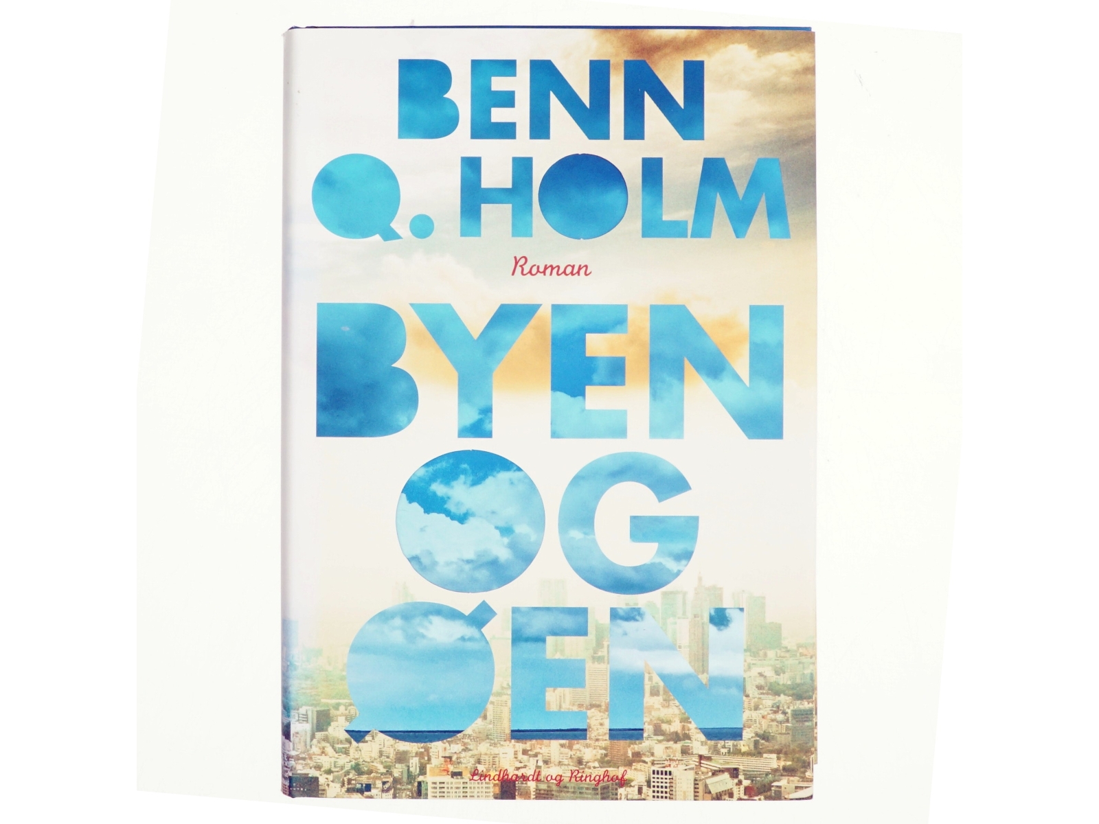 Byen og øen : roman af Benn Q. Holm (f. 1962) (Bog)