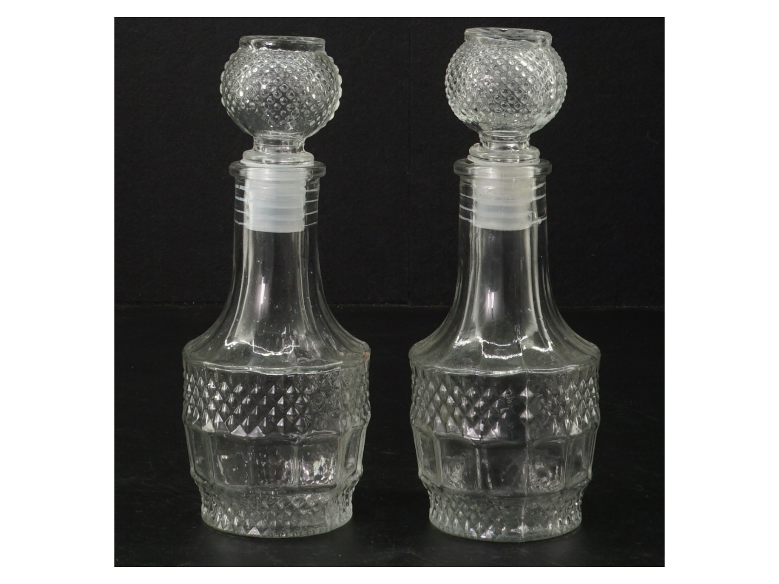 Glas karaffel med mønster (str. H 15 cm)