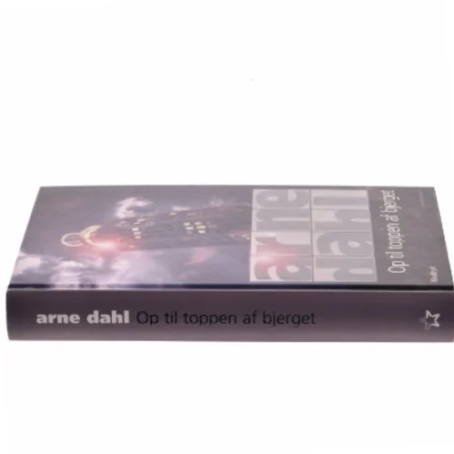 Op til toppen af bjerget af Arne Dahl (f. 1963) (Bog)