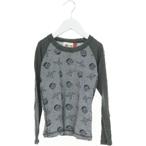 Langærmet trøje med mønster fra Lego (str. 116)