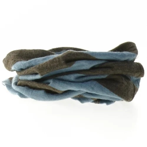 Strikket halsedisse med striber fra Joha (str. 37x20 cm)