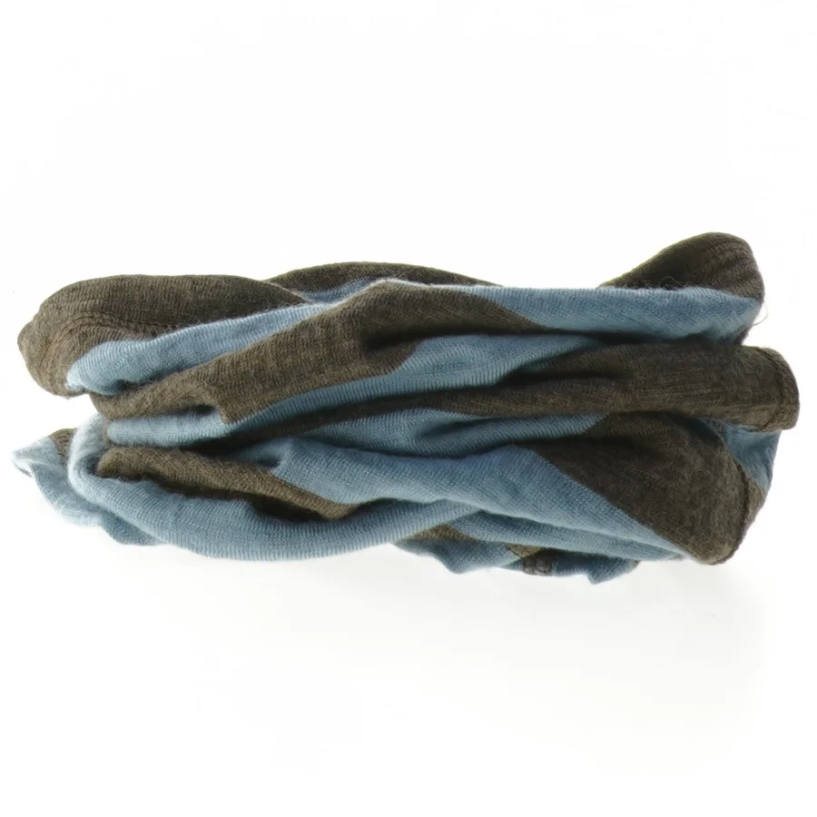 Strikket halsedisse med striber fra Joha (str. 37x20 cm)