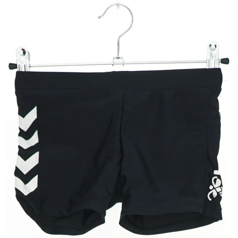 Badebukser med logo fra Hummel (str. 122)