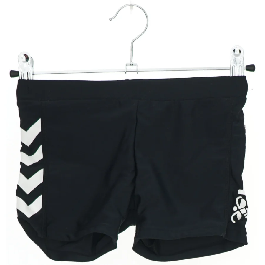 Badebukser med logo fra Hummel (str. 122)