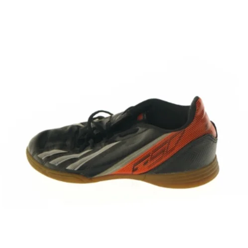 Indendørs fodboldsko til børn fra Adidas (str. 33 )