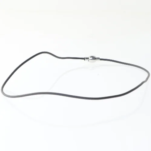 Sort halskæde med magnetlukning (str. 45 cm)