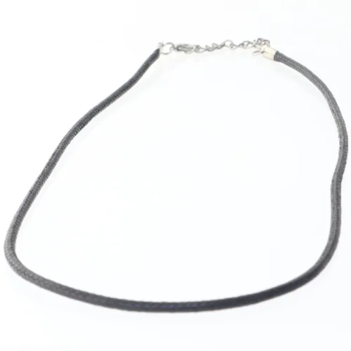 Sort halskæde med lædersnor (str. 50 cm)