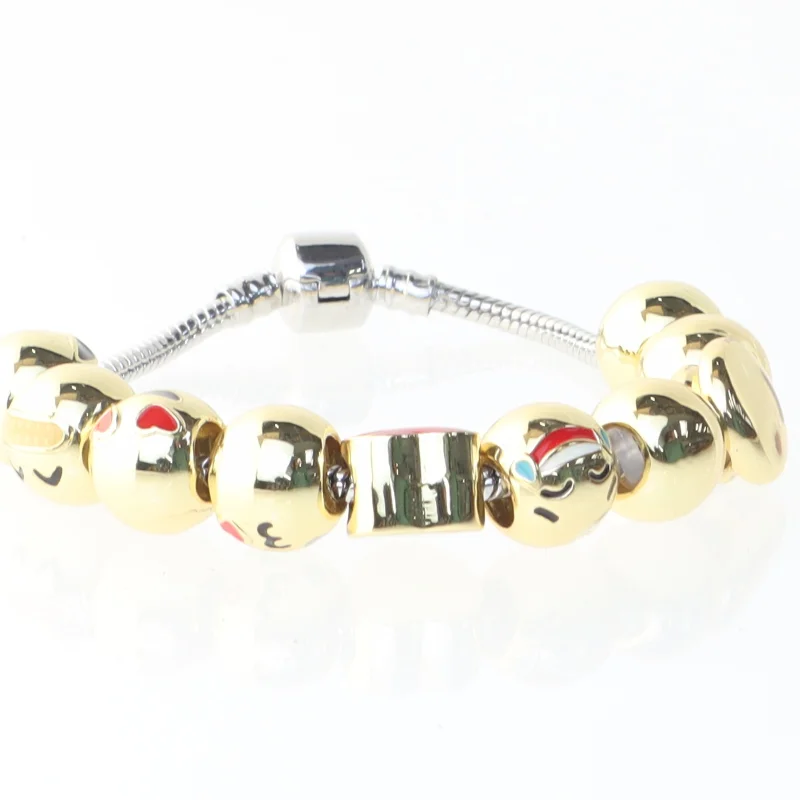 Armbånd med vedhæng (str. Ø 8 cm)