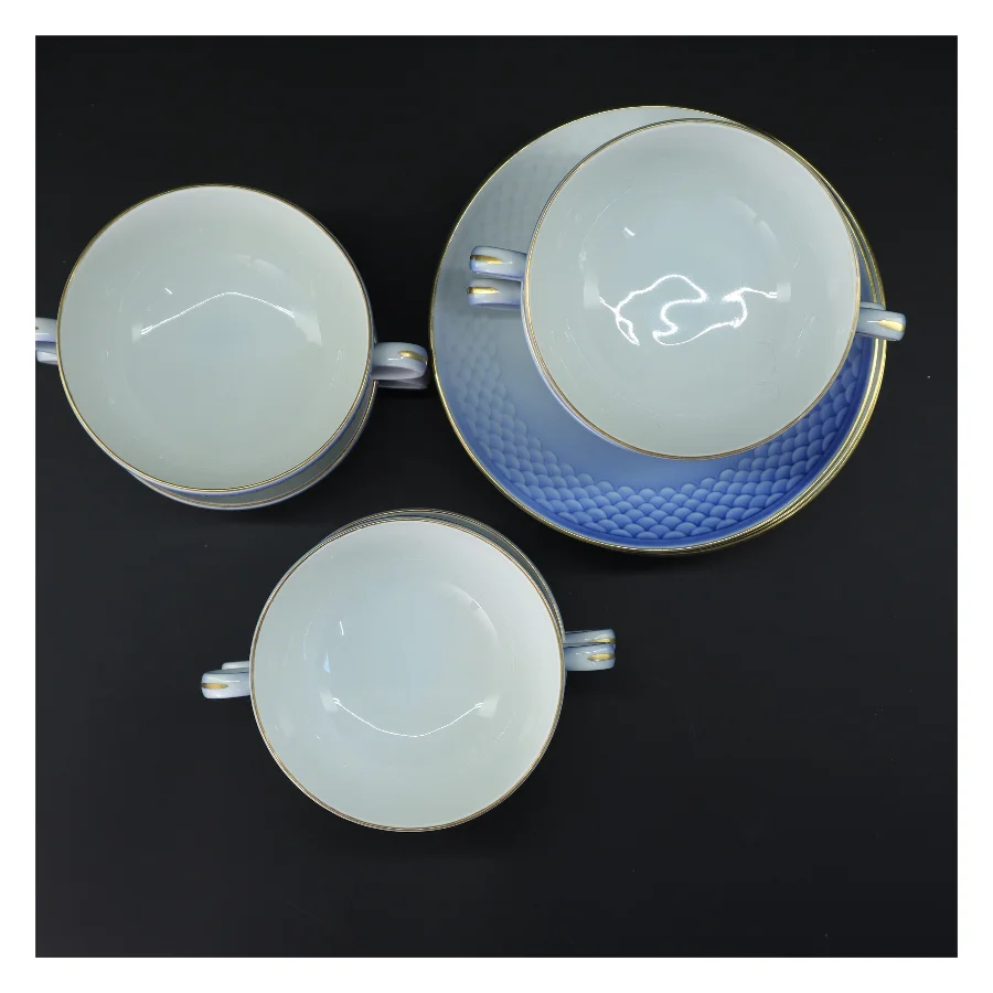 Blå og hvide suppekopper med undertallerkener, mågestellet (str. 6 kopper. ø. 12 cm. 6 undertallerkener. ø. 18 cm) fra B&G