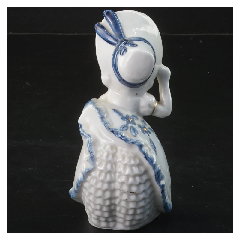 Porcelænsfigur af kvinde med hat (13,5 cm)