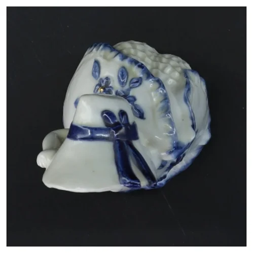 Porcelænsfigur af kvinde med hat (13,5 cm)