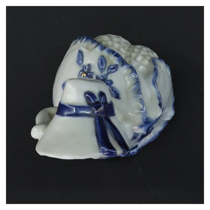 Porcelænsfigur af kvinde med hat (13,5 cm)